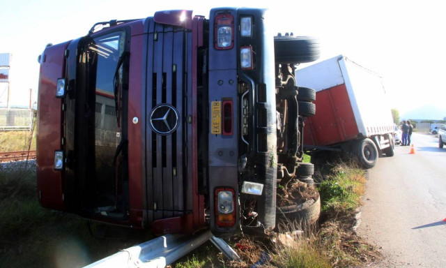 Τραγωδία στη Ε.Ο. Θεσσαλονίκης - Σερρών - Νεκρός οδηγός νταλίκας που ανετράπη