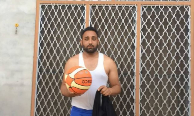 Όταν έχεις ταλέντο στο... μπάσκετ! (vid)