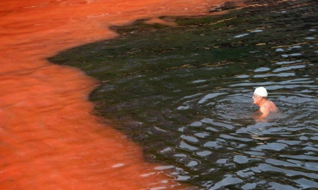 Η «κόκκινη παλίρροια» σκοτώνει τα πάντα στο πέρασμά της (Vid)