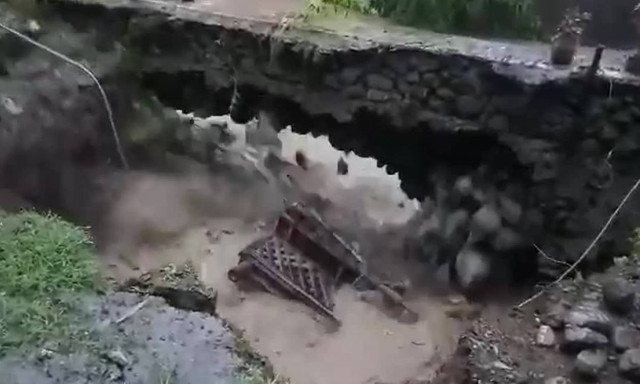 Συγκλονιστικό βίντεο: Σπίτι «εξαφανίζεται» μέσα σε λίγα δευτερόλεπτα από τις πλημμύρες