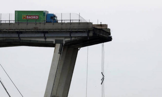 Τραγωδία στη Γένοβα: Η συγκλονιστική μαρτυρία του οδηγού του πράσινου φορτηγού που σώθηκε