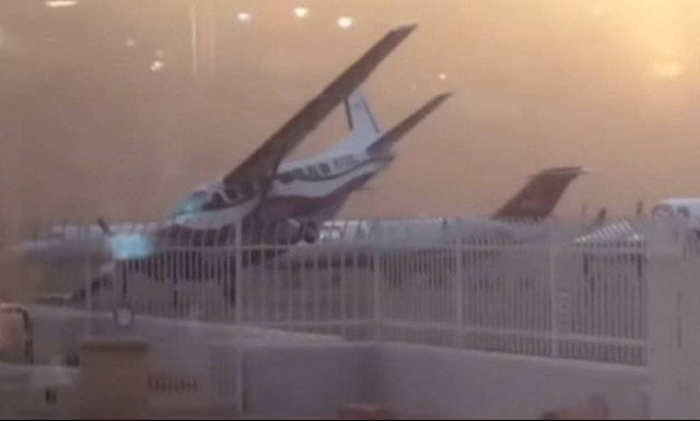 Τρομερό! Θυελλώδεις άνεμοι παρασέρνουν αεροπλάνο σαν να είναι καρυδότσουφλο (vid)