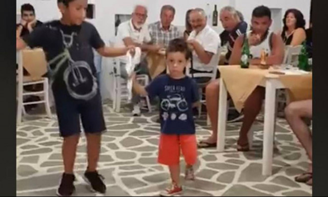 Δείτε τον νησιώτικο χορό λεβεντόπαιδων που κάνει τον γύρο του Ίντερνετ (vid)