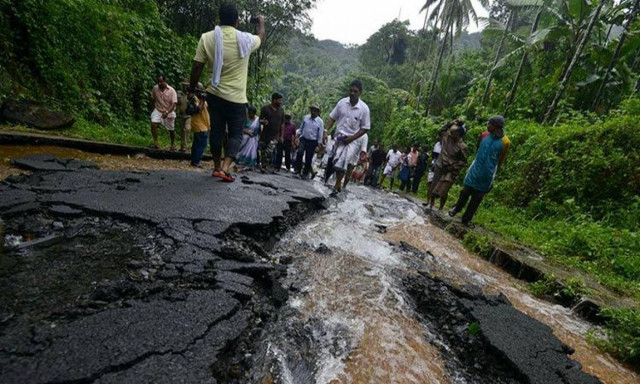 Φονικές πλημμύρες στην Ινδία: Τουλάχιστον 67 νεκροί και 50.000 εκτοπισμένοι (vid)