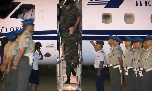 Έλληνες στρατιωτικοί: Δείτε καρέ – καρέ τη συγκινητική άφιξη των Μητρετώδη και Κούκλατζη στην Ελλάδα