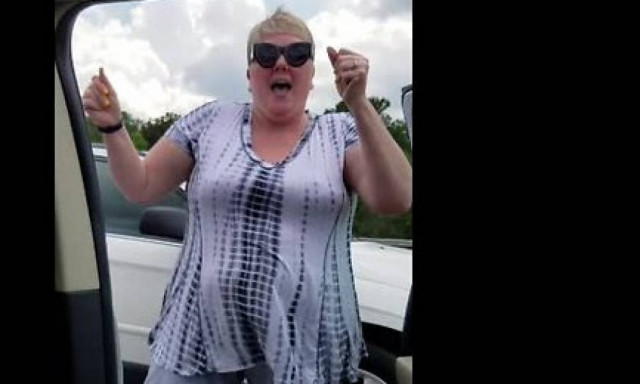 Οδηγός κόλλησε στην κίνηση, βγήκε από το αυτοκίνητο και... Έμειναν άφωνοι με αυτό που είδαν (vid)