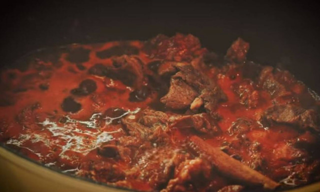 Η συνταγή της ημέρας: Μοσχαράκι κοκκινιστό με μαύρη μπύρα και χοντρά μακαρόνια