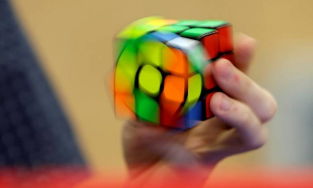 Απίθανος τύπος! Έλυσε έξι κύβους του Ρούμπικ κάτω από το νερό με μια ανάσα (Vid)