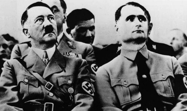 «Τρεις κι ο κούκος»: Νεοναζί κάλεσαν πορεία στη μνήμη του σφαγέα Ρούντολφ Ες και δεν πήγε κανείς