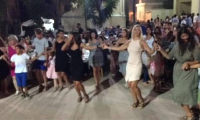 Ρέθυμνο: Καμαρώστε τις πανέμορφες Κρητικοπούλες που ξεσήκωσαν το πανηγύρι της Κοξαρέ (vid)