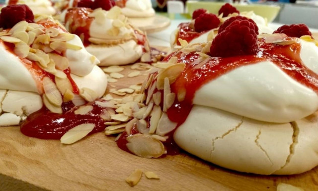 Η συνταγή της ημέρας: Πάβλοβα με σάλτσα από βατόμουρα