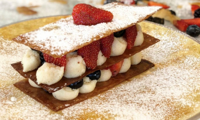 Εύκολη συνταγή για δροσιστικό μιλφέιγ με φρούτα