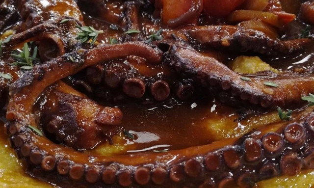 Χταπόδι κοκκινιστό με φάβα