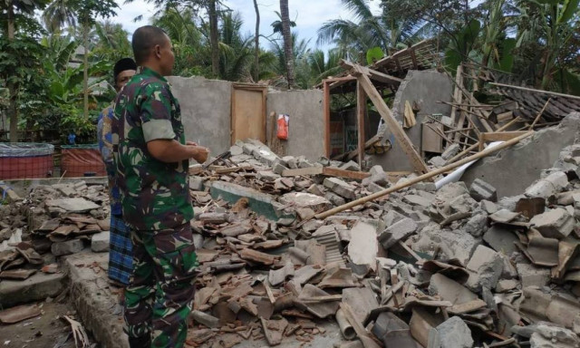Βαρύς o «φόρος» αίματος από τον ισχυρό σεισμό 6,9 Ρίχτερ που συγκλόνισε την Ινδονησία (Pics)