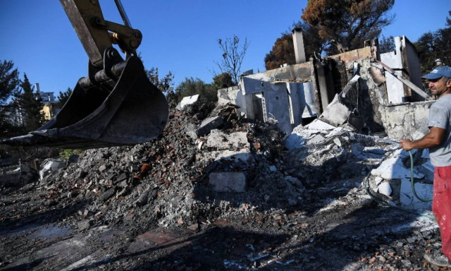 Μάτι – Μία πόλη «φάντασμα»: Ξεκίνησαν οι κατεδαφίσεις ακατάλληλων σπιτιών (pics)