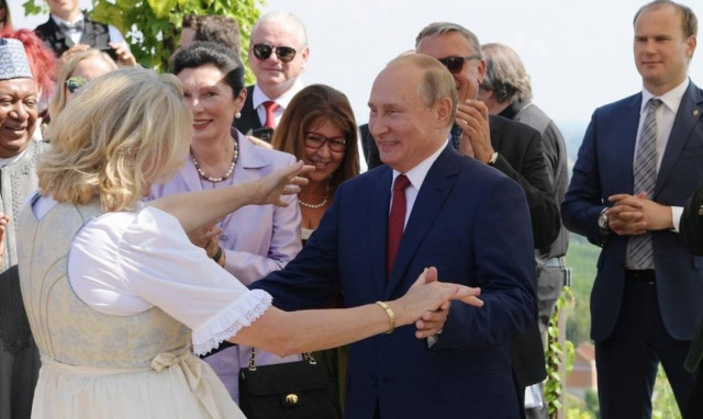 Αυτή είναι η βαθιά υπόκλιση στον Πούτιν που ξεσήκωσε θύελλα αντιδράσεων (Vid)