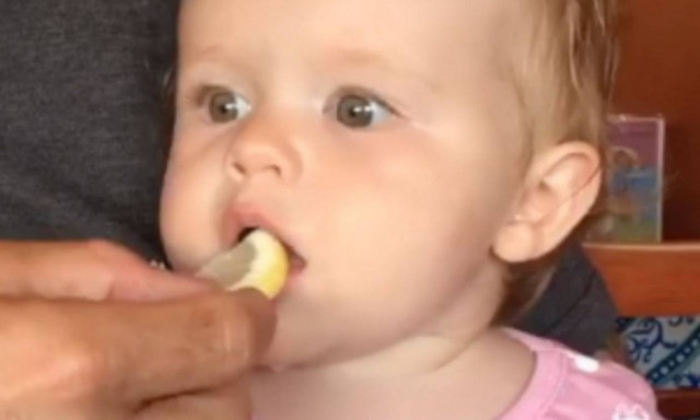 Η απίστευτη έκφραση του μωρού που για πρώτη φορά δοκιμάζει λεμόνι (vid)