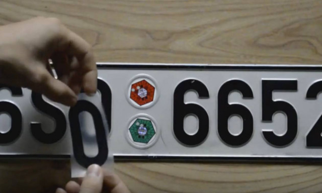 Βάζει ένα αυτοκόλλητο στους αριθμούς και δεν πληρώνει ποτέ πρόστιμο από κάμερα