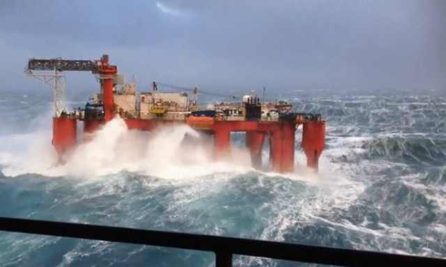Απίστευτες εικόνες: Τεράστια κύματα χτυπούν πλατφόρμα πετρελαίου στη Βόρεια Θάλασσα (vid)