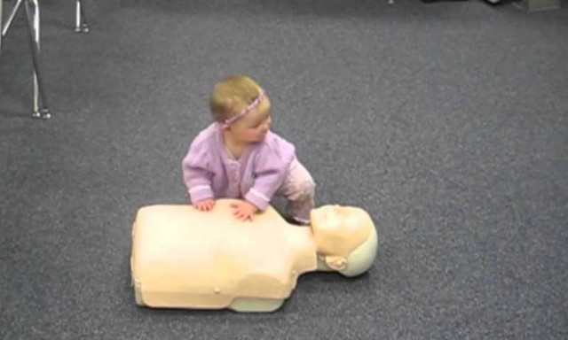 Κοριτσάκι μηνών έχει μάθει να δίνει τις πρώτες βοήθειες (vid)