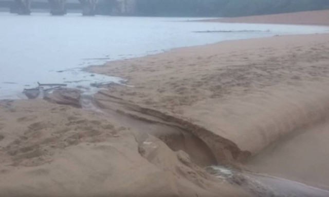 Η μοναδική στιγμή που ποτάμι δημιουργεί νέο κανάλι προς τον ωκεανό (vid)