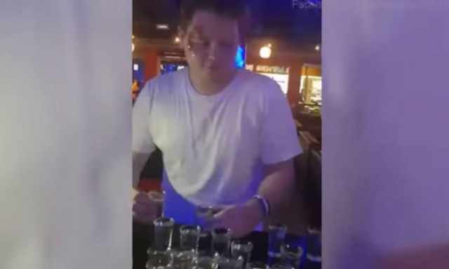 Ζάκυνθος: Ήπιε 30 σφηνάκια σαμπούκα σε 59 δευτερόλεπτα και τον αποκαλούν «μύθο» (vid)