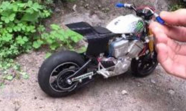 Δείτε την εντυπωσιακή μινιατούρα - μηχανή με τις απίστευτες λεπτομέρειες (vid)