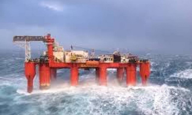 Εντυπωσιακό βίντεο: Τεράστια κύματα «καταπίνουν» πλατφόρα πετρελαίου