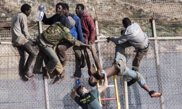 Απελάθηκαν οι 116 μετανάστες που εισέβαλαν στην Ισπανία πετώντας ακαθαρσίες, αίμα, ασβέστη και οξύ