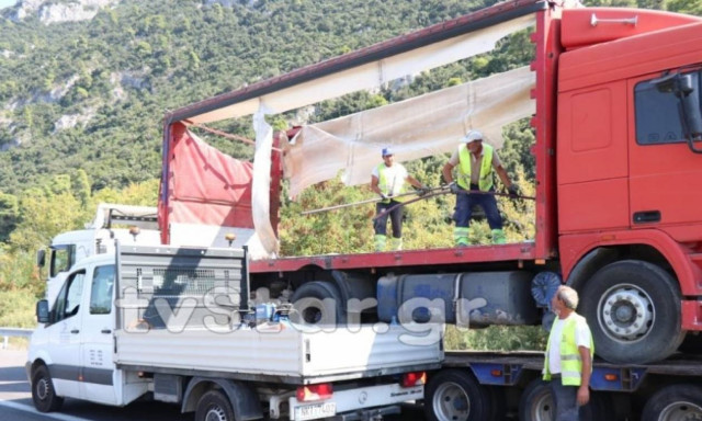 Κλειστή για ώρες η Αθηνών – Λαμίας: Νταλίκα ξήλωσε τα φώτα σήραγγας (pics)