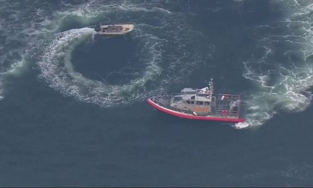 Σκάφος έφερνε σβούρες στη θάλασσα - Το σταμάτησε το Λιμενικό (vid)