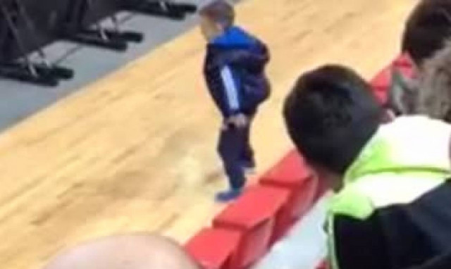 Δείτε τι απίστευτο έκανε πιτσιρικάς κατά την διάρκεια αγώνα μπάσκετ (vid)