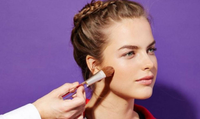 Πώς να βάλεις σωστά το foundation αν έχεις λιπαρή επιδερμίδα