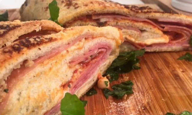 Η συνταγή της ημέρας: Στρόμπολι με αλλαντικά