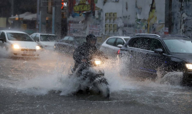 Καιρός - Έκτακτο δελτίο ΕΜΥ: Κακοκαιρία «χτυπά» τη χώρα – Βροχές, χαλάζι και ισχυροί άνεμοι