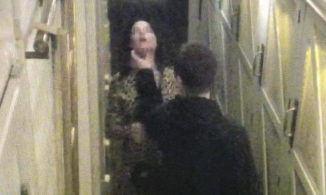 Βίντεο – σοκ: Πασίγνωστος τραγουδιστής αρπάζει τη σύντροφό του από το λαιμό