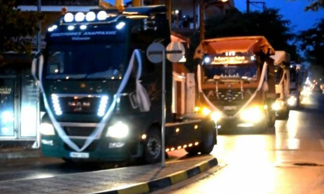 Γαμπρός πήγε στην εκκλησία με... 15 νταλίκες (vid)