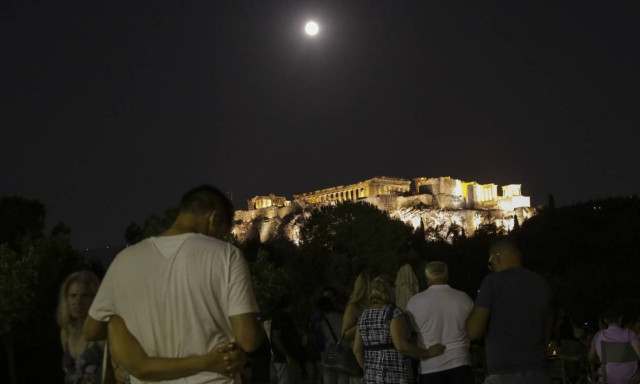 Πανσέληνος Αυγούστου 2018: «Μάγεψε» το πιο όμορφο φεγγάρι της χρονιάς (pics)