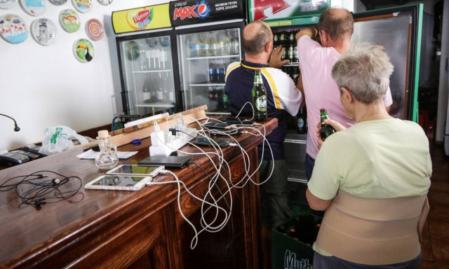 Σκηνές χάους στην Ύδρα: Χωρίς ρεύμα και νερό για δεύτερο 24ωρο