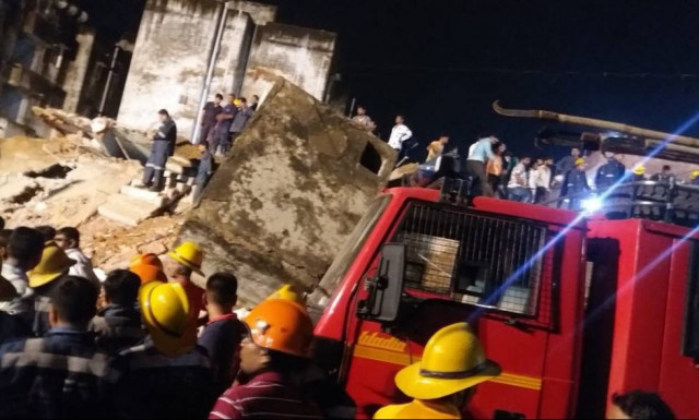 Ινδία: Αρκετοί εγκλωβισμένοι μετά από κατάρρευση τετραώροφου κτηρίου