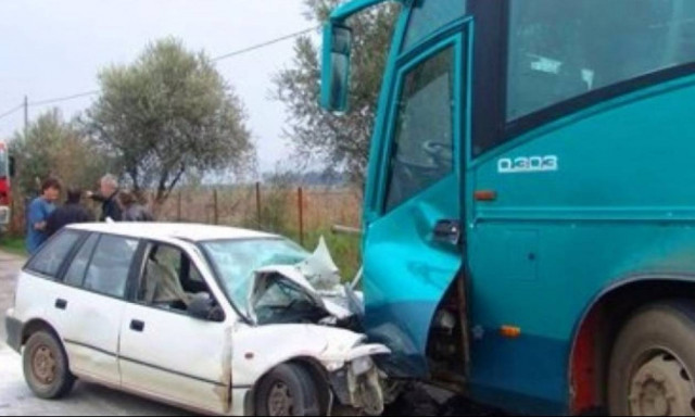 Θεσσαλονίκη: Σύγκρουση Ι.Χ. με τουριστικό λεωφορείο