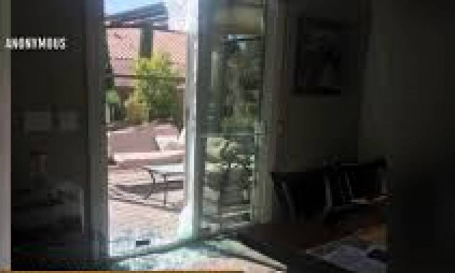 Κρύφτηκε στην ντουλάπα για να γλιτώσει από τους ληστές (vid)