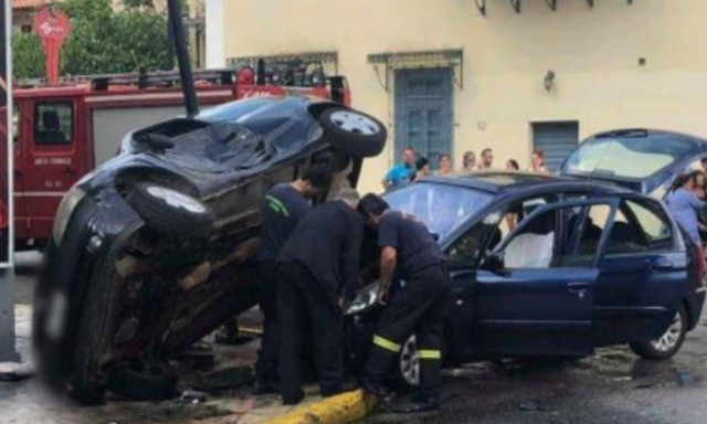 Καλαμάτα: Σφοδρή σύγκρουση οχημάτων στο κέντρο