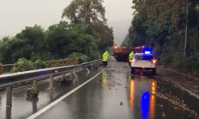 Καιρός: «Πνίγεται» η Νάουσα - Κινδύνευσαν πατέρας και κόρη - Πού θα «χτυπήσει» η κακοκαιρία