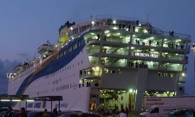 Φωτά στο «Ελευθέριος Βενιζέλος»: Δύναμη της ΕΜΑΚ σπεύδει με πλοιάριο της πυροσβεστικής