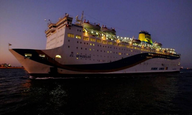 Φωτιά στο πλοίο «Ελευθέριος Βενιζέλος» - Επιστρέφει στον Πειραιά (pics&vid)