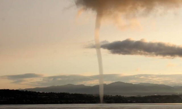 Εντυπωσιακός υδροστρόβιλος στη λίμνη της Ζυρίχης (vid)