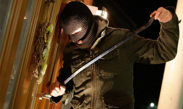 Χανιά: Χειροπέδες σε 27χρονους που «χτυπούσαν» σπίτια και δωμάτια ξενοδοχείων με λεία 27.000 ευρώ