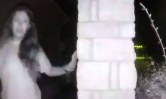 Μυστήριο στο Τέξας: Ημίγυμνη γυναίκα χτυπά τα κουδούνια μέσα στη νύχτα (vid+pics)