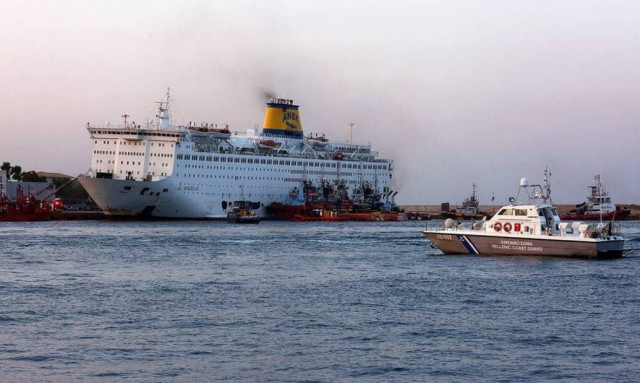 «Ελ. Βενιζέλος»: Καίει ακόμα η φωτιά - Έχει πάρει κλίση το πλοίο